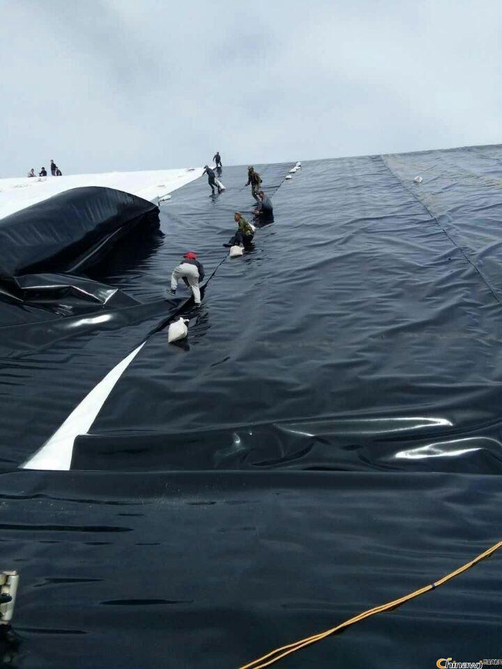 人工湖防滲土工膜現(xiàn)場施工實(shí)例